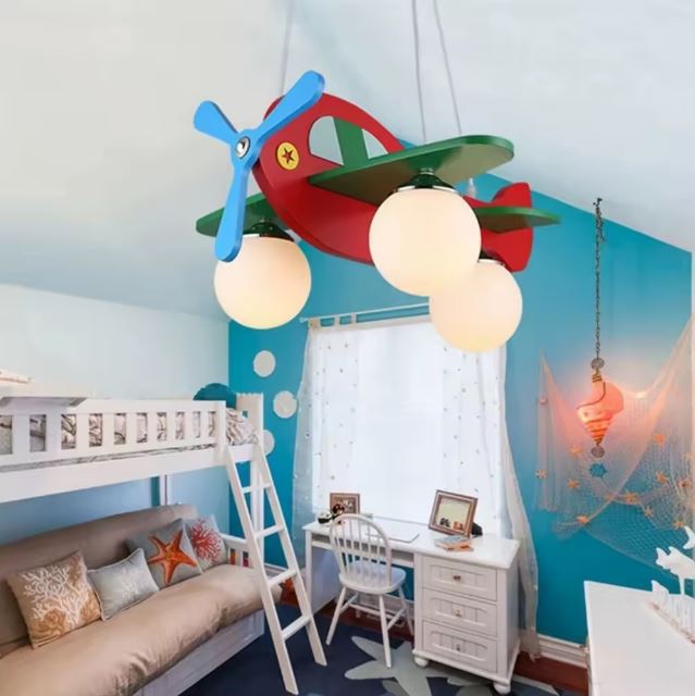 Suspension avion rouge et bleu avec hélice décorative, parfaite pour illuminer une chambre d'enfant sur le thème de l'aviation.