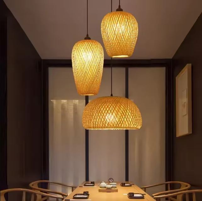 Suspension bambou 3 lampes design naturel, parfaite pour éclairer une salle à manger avec une ambiance chaleureuse et raffinée.