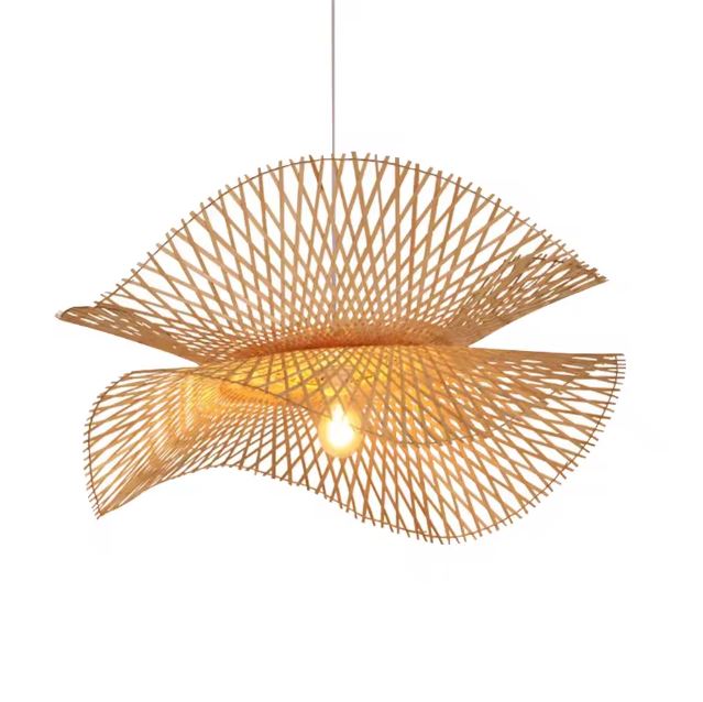 Suspension libellule en bambou naturel, un luminaire élégant et léger, idéal pour une décoration raffinée et contemporaine.