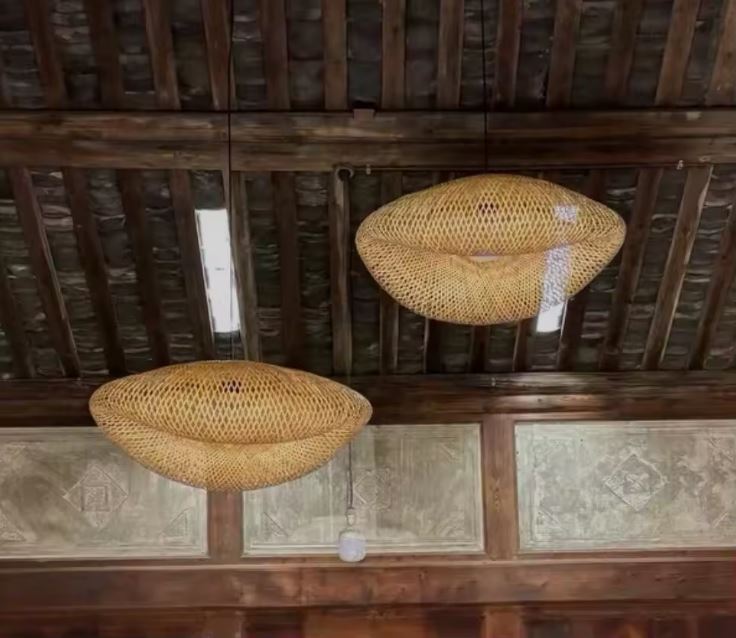 Suspension en bambou tressé au style bohème organique, luminaire naturel suspendu sous plafond en bois rustique.