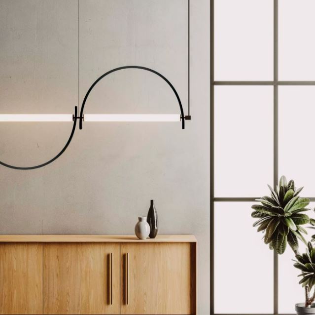 Suspension barre arquée noire au style linéaire et moderne, avec une allure graphique très épurée.