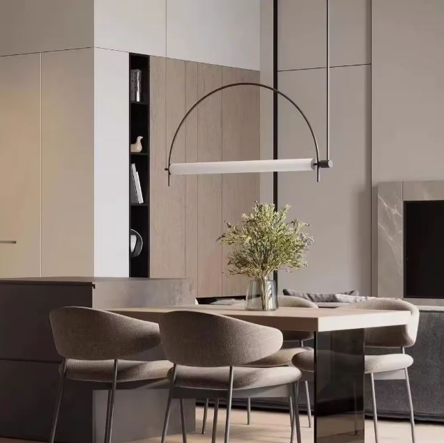Suspension barre arquée noire au style moderne et épuré, parfaite pour une salle à manger élégante.