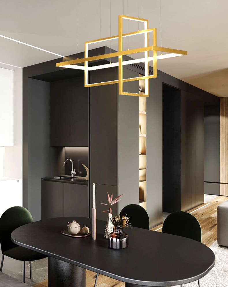 Suspension dorée à cadres entrecroisés éclairant une table à manger dans un décor moderne.