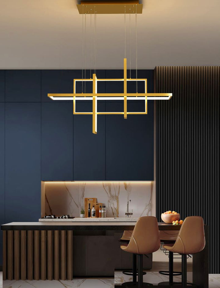Suspension dorée élégante mise en valeur sur un mur de couleur sombre dans un intérieur chic.