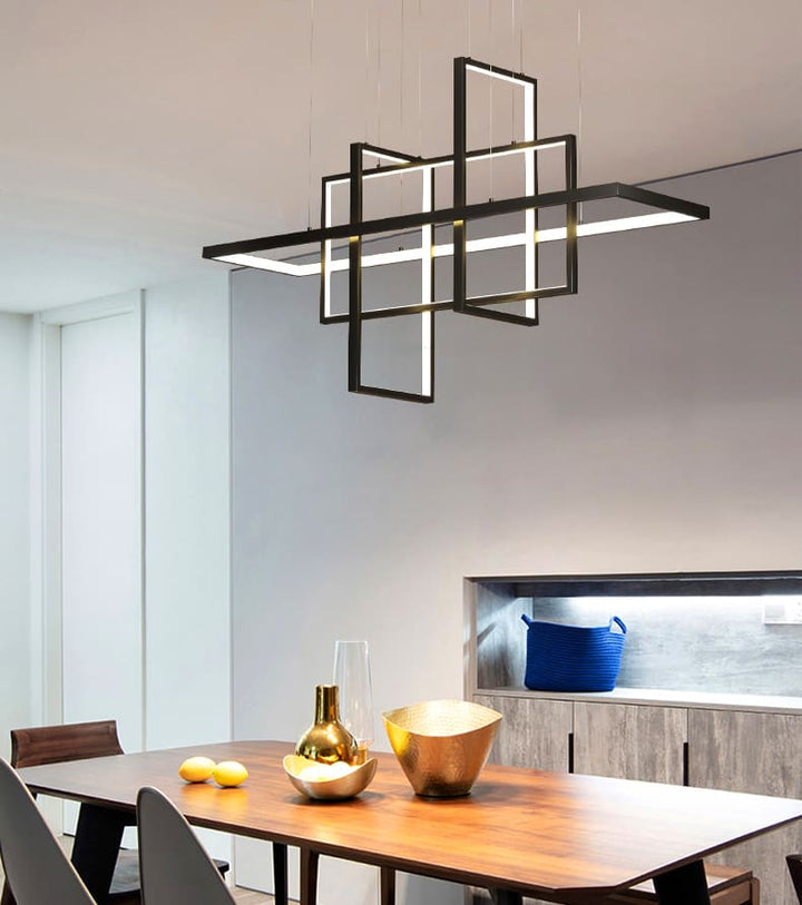 Suspension noire au design graphique et contemporain mise en valeur dans une salle à manger.