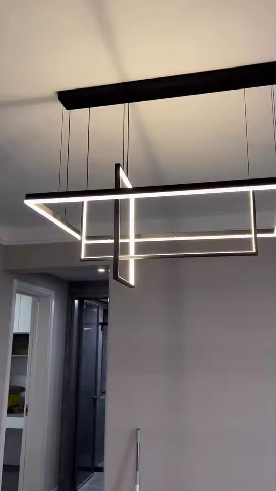 Suspension noire à barre et cadres LED géométriques suspendus, au style minimaliste et architectural contemporain.
