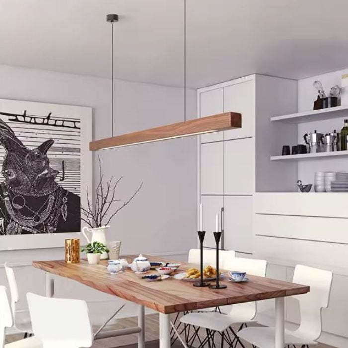 Suspension barre en bois avec éclairage LED intégré, luminaire scandinave épuré idéal pour un îlot de cuisine moderne.