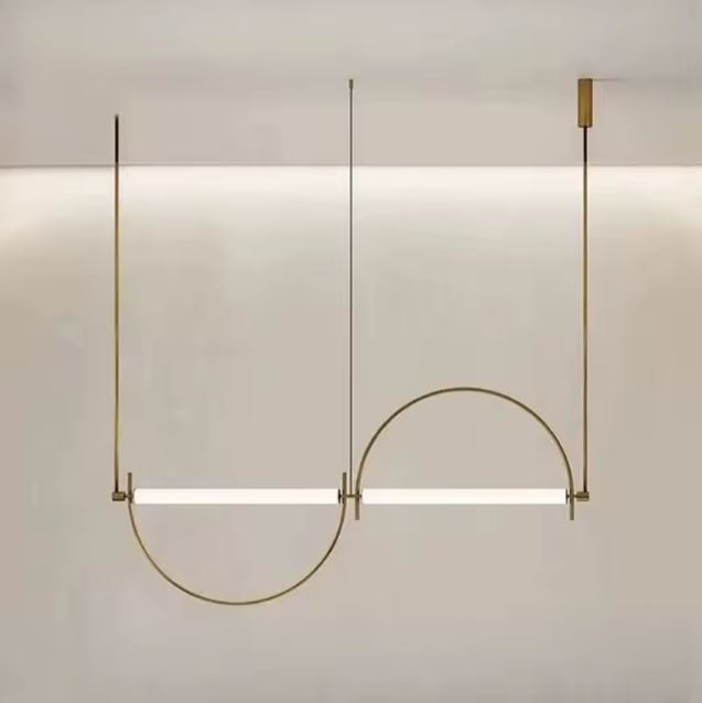 Suspension barre double dorée au style géométrique et contemporain, avec lignes graphiques élégantes.