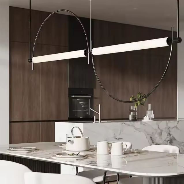 Suspension barre double à structure ovale noire, au style contemporain italien et graphique pour une cuisine design.