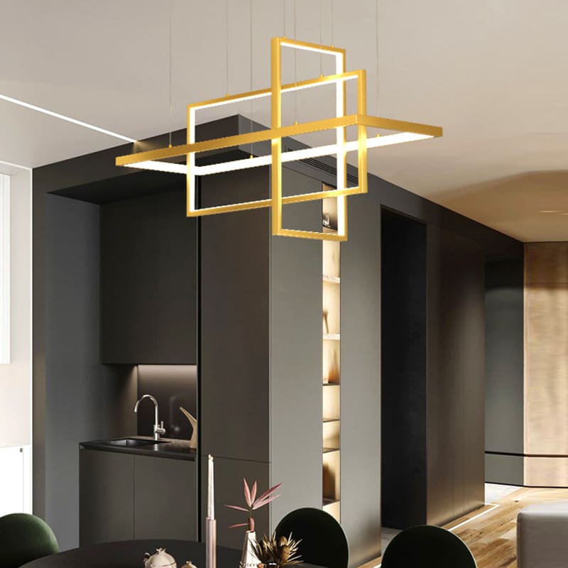 Suspension barre au style industriel avec des cadres métalliques dorés installée dans une cuisine moderne.