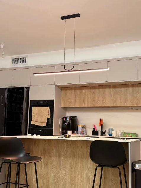 Suspension barre LED noire au style high-tech minimaliste, luminaire suspendu au design graphique pour cuisine moderne.