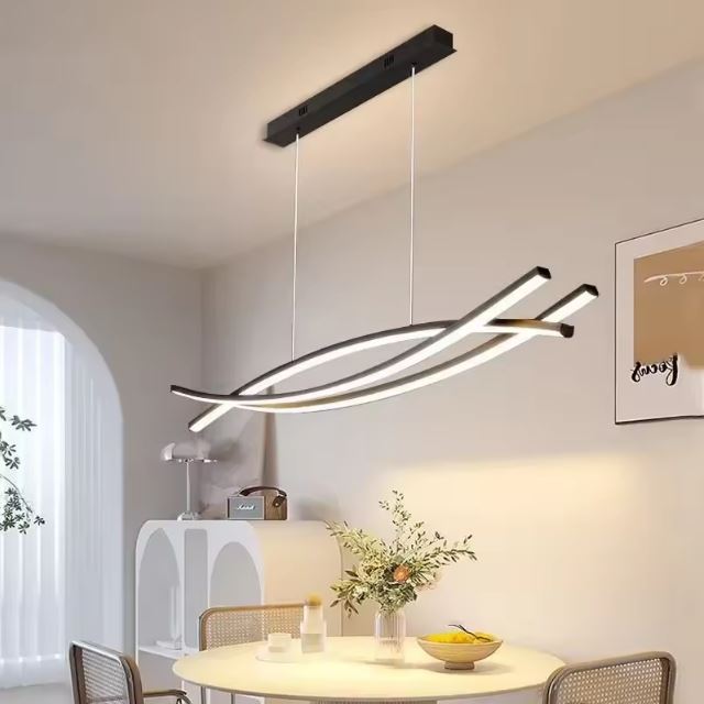 Suspension barre luminaire au design contemporain dans une salle à manger élégante avec table et décoration florale.