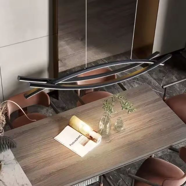 Suspension barre luminaire design éclairant une table en bois moderne avec des chaises élégantes dans une salle raffinée.