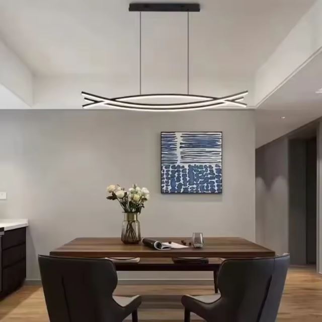 Suspension barre luminaire élégante et moderne, idéale pour illuminer une salle à manger au design contemporain.