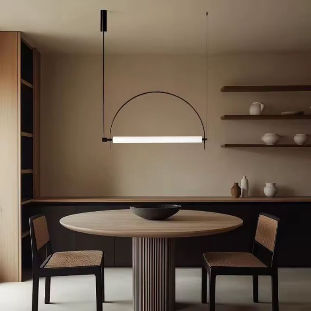 Suspension barre noire au style japandi et minimaliste, idéale au-dessus d’une table ronde.