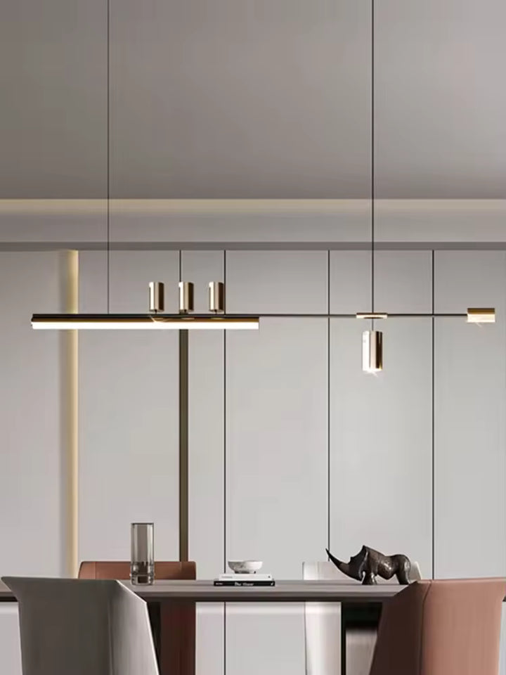 Suspension barre noire et dorée au style contemporain, avec lignes épurées et éclairage intégré au-dessus de la table