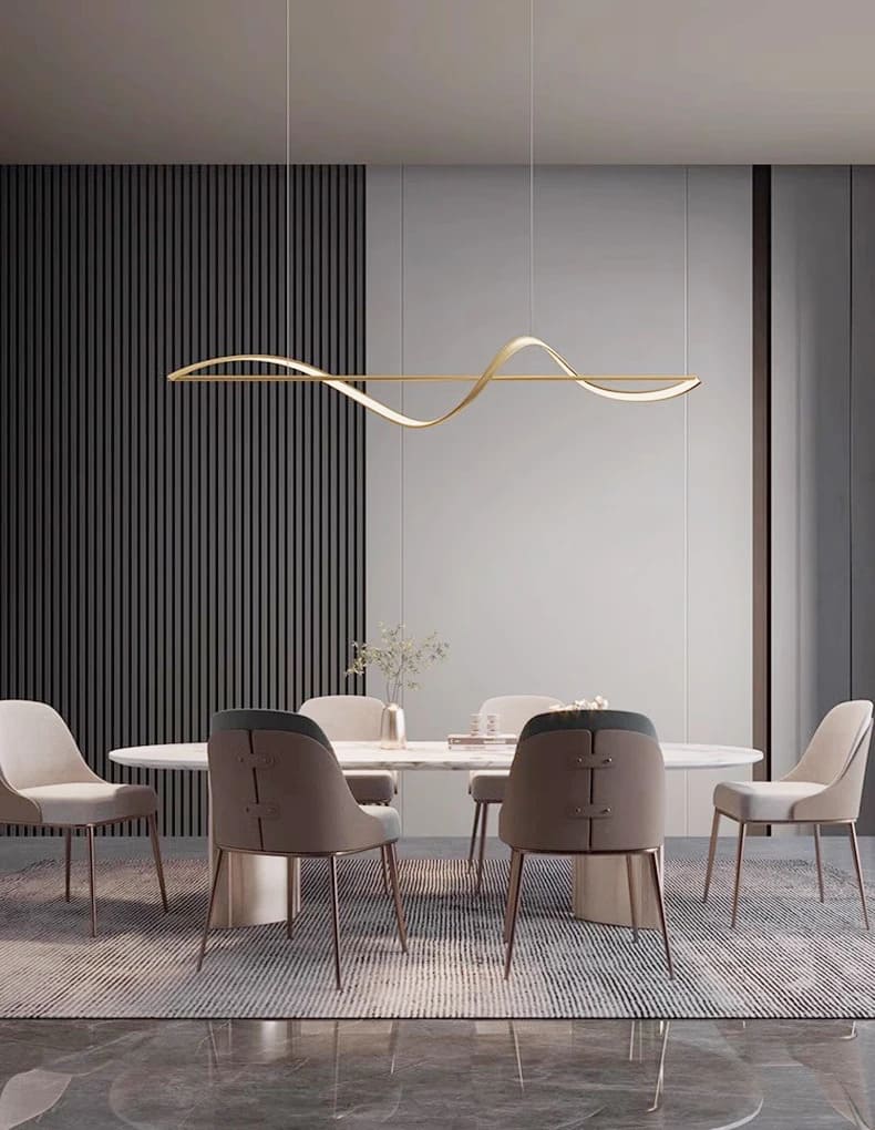 Suspension à barre ondulée installée dans une salle à manger contemporaine et chaleureuse.