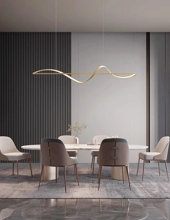 Suspension à barre ondulée installée dans une salle à manger contemporaine et chaleureuse.