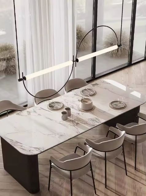 Suspension barre ovale au style épuré et contemporain, parfaite pour une salle à manger moderne.