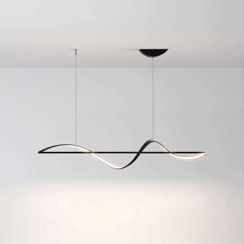 Suspension barre traversante à ruban ondulé noir au design épuré sur fond blanc lumineux.