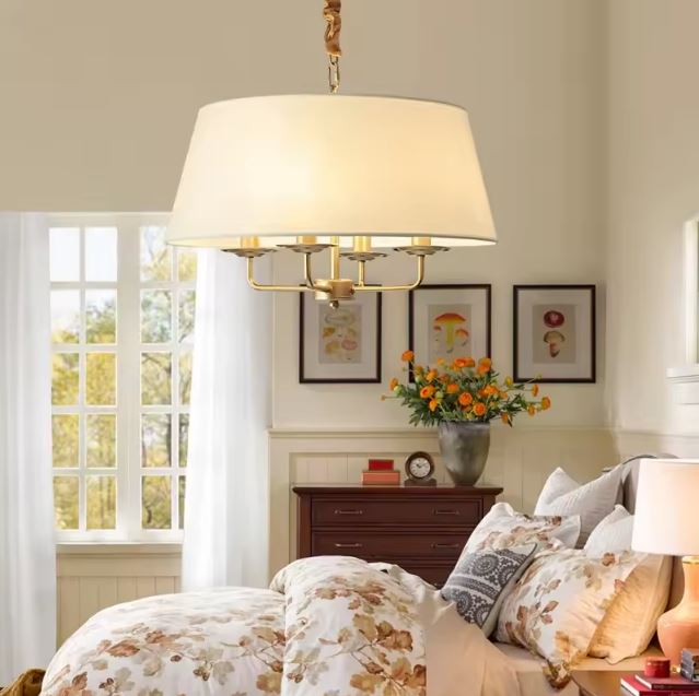 Suspension beige doré installée dans une chambre lumineuse pour un éclairage doux et raffiné.