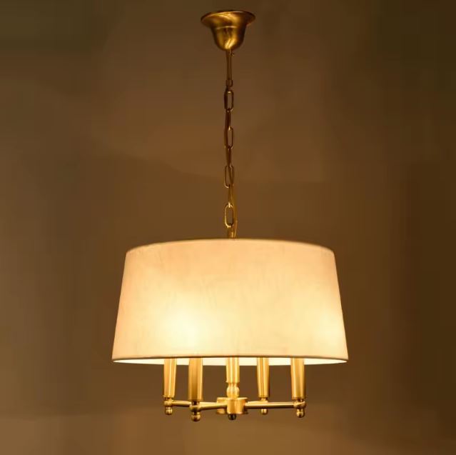 Suspension beige doré chic illuminée, idéale pour créer une ambiance chaleureuse dans un salon ou une salle à manger.