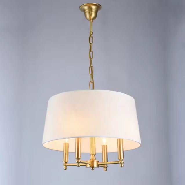 Suspension beige doré élégante avec design en laiton pour un intérieur chic et moderne.