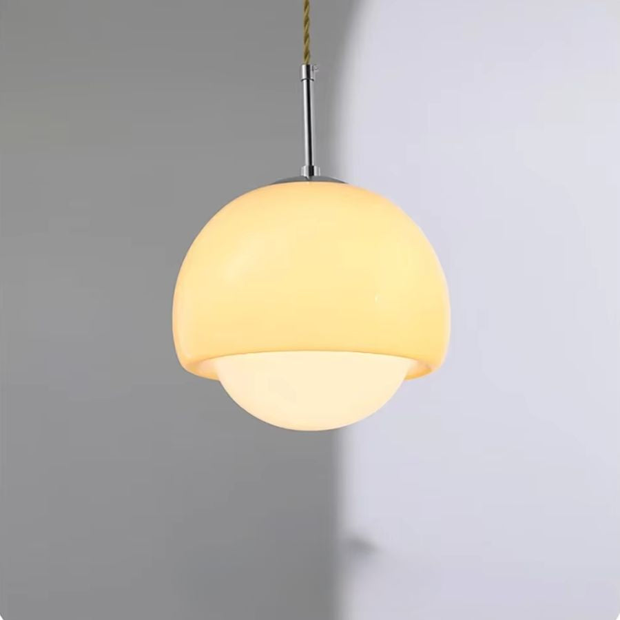 Suspension beige à globe opalin au design rétro-futuriste, avec formes arrondies et finition chromée