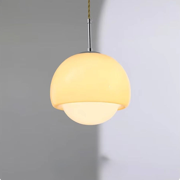 Suspension beige à globe opalin au design rétro-futuriste, avec formes arrondies et finition chromée
