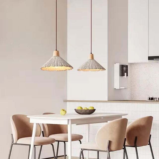 Suspension en béton et bois éclairant une cuisine moderne, offrant une touche naturelle et chaleureuse au décor.