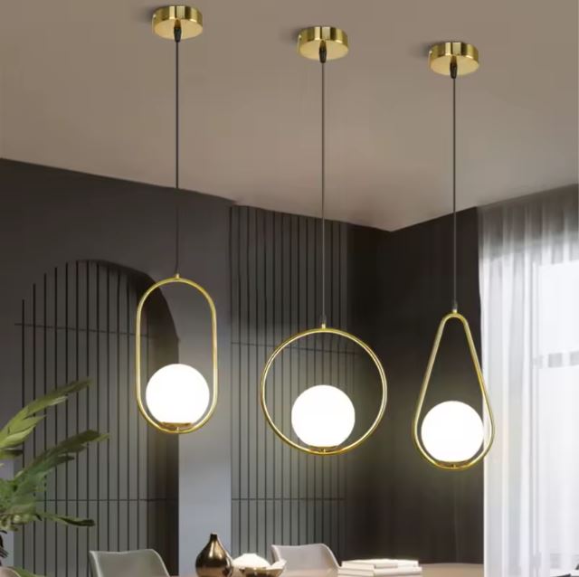 Suspension blanc et doré design en trio, idéale pour éclairer une salle à manger ou un salon moderne.