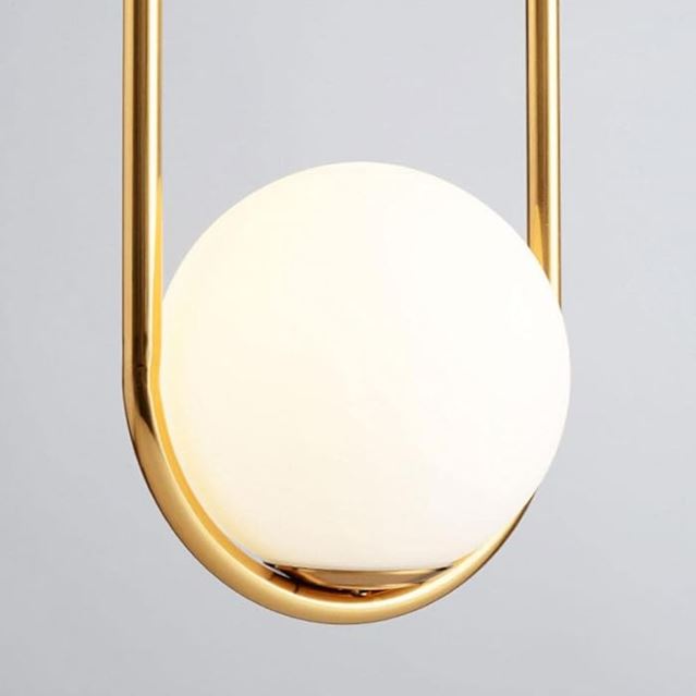 Suspension blanc et doré avec un design minimaliste et élégant pour tout type de décoration.