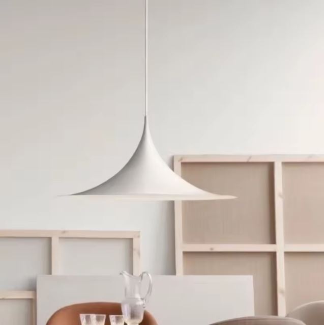 Suspension blanche au profil conique et plateau fin, idéale pour un intérieur scandinave, sobre et contemporain.