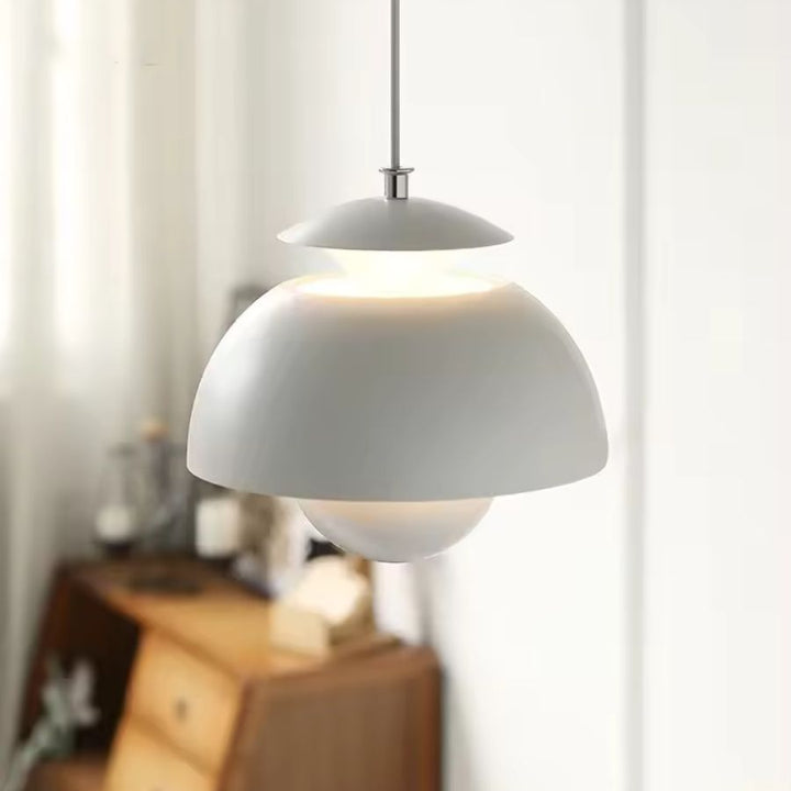 Modèle blanc à dôme arrondi et globe lumineux, entre design minimaliste et inspiration rétro