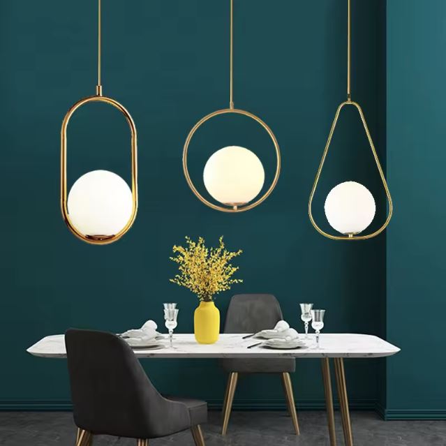 Suspension blanche et dorée parfaite pour illuminer une salle à manger avec un style élégant et moderne.