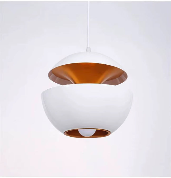 Suspension blanche à double coque métallique et intérieur cuivré, au style rétro-futuriste aux formes arrondies