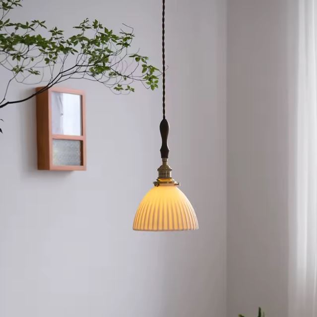 Suspension blanche et bois en céramique, parfaite pour une ambiance poétique d’inspiration japonaise et naturelle.
