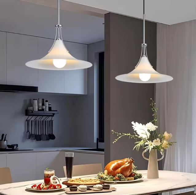 Suspension blanche évasée au style vintage revisité, entre design italien, minimalisme et esprit scandinave.