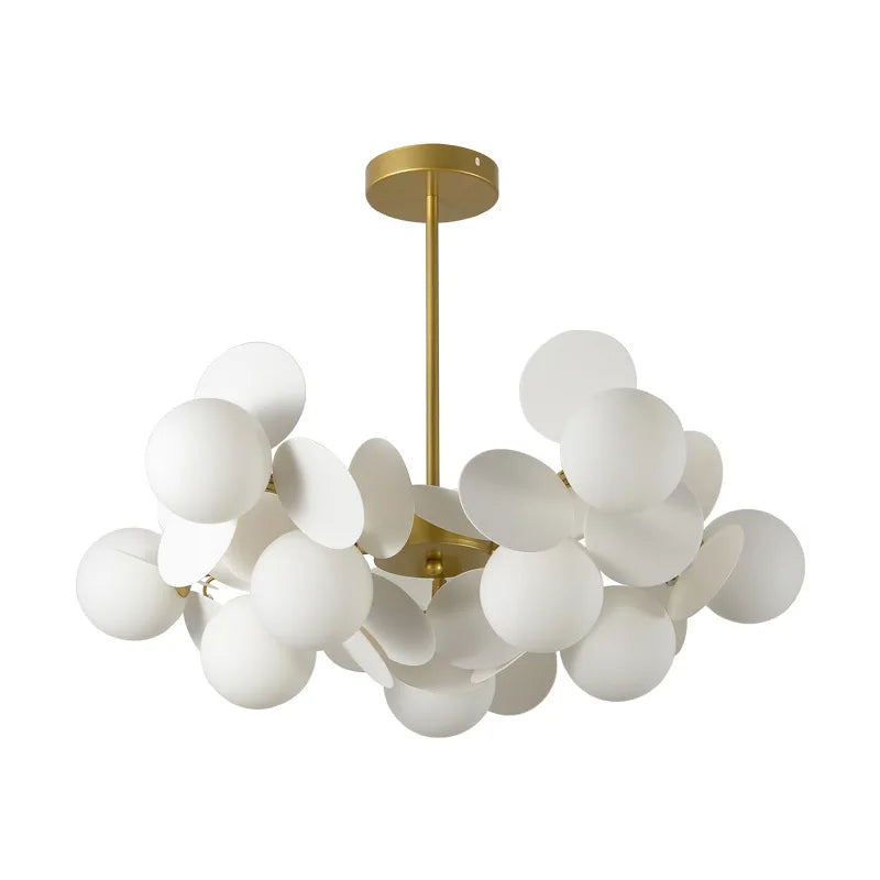 Suspension minimaliste entièrement blanche à globes opalins et monture dorée épurée