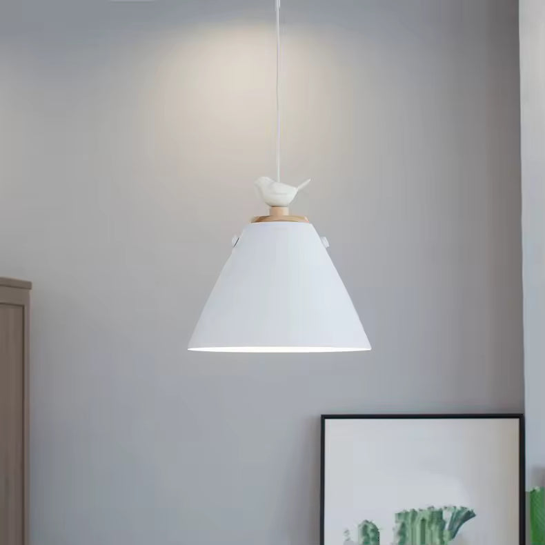 Suspension blanche en métal et bois avec oiseau perché, au design scandinave doux et épuré dans un intérieur contemporain