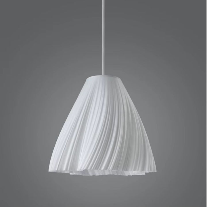 Suspension blanche plissée aux lignes souples et épurées, dans un style minimaliste et contemporain