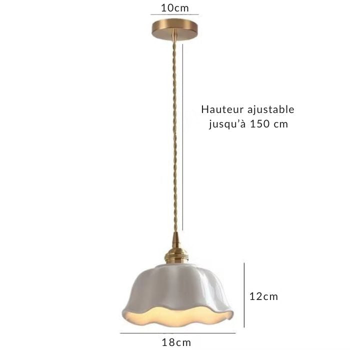 Suspension blanche en porcelaine en forme de fleur avec hauteur ajustable jusqu’à 150 cm, idéale pour divers agencements déco.