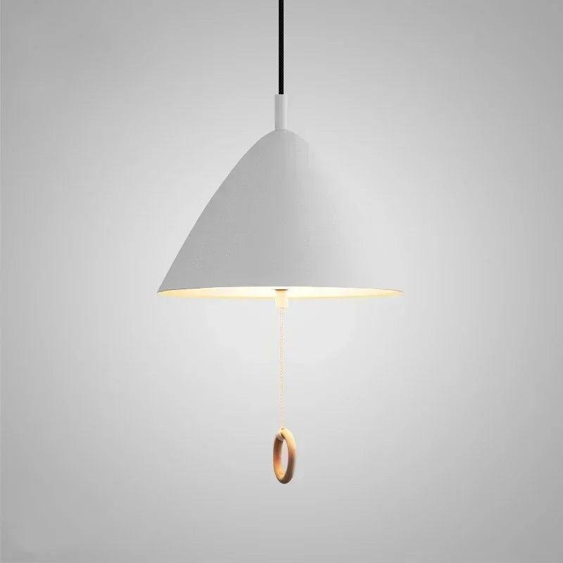 Suspension blanche scandinave avec tirette en bois sur fond clair.