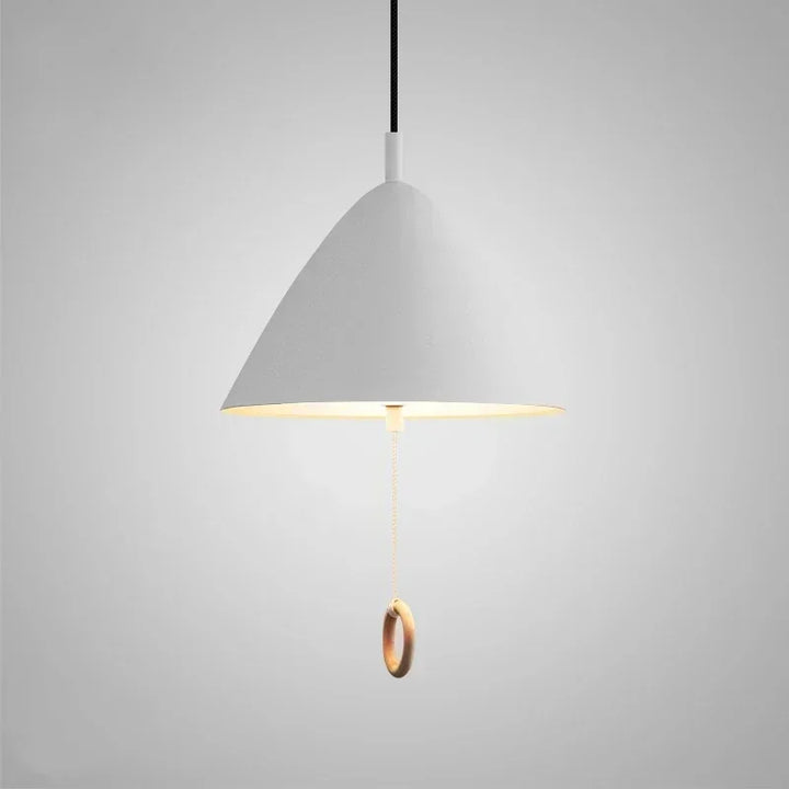 Suspension blanche scandinave avec tirette en bois sur fond clair.