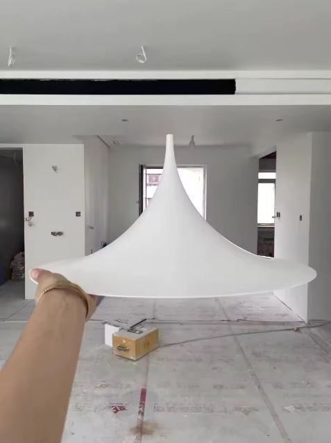 Grande suspension blanche à courbe tendue et plateau large, dans un esprit sculptural, minimaliste et contemporain.