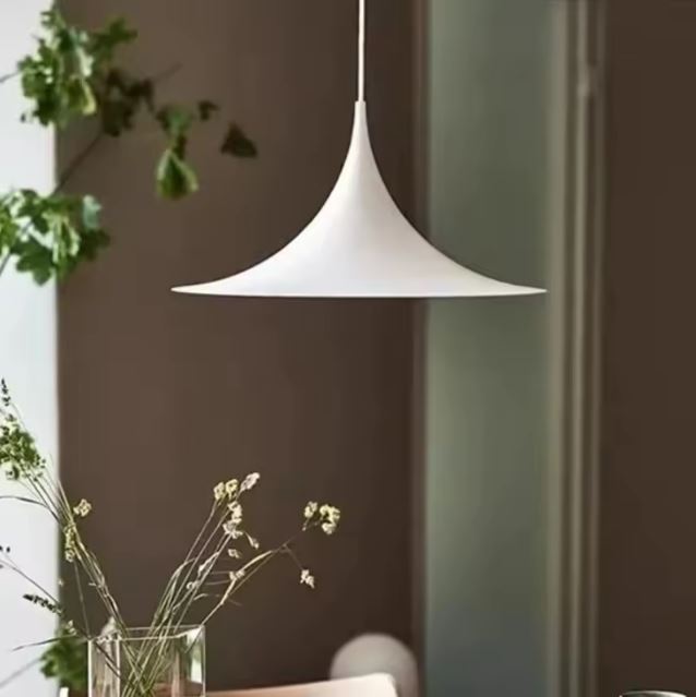Suspension blanche aux lignes tendues, entre élégance années 50, esprit japandi et modernité douce.