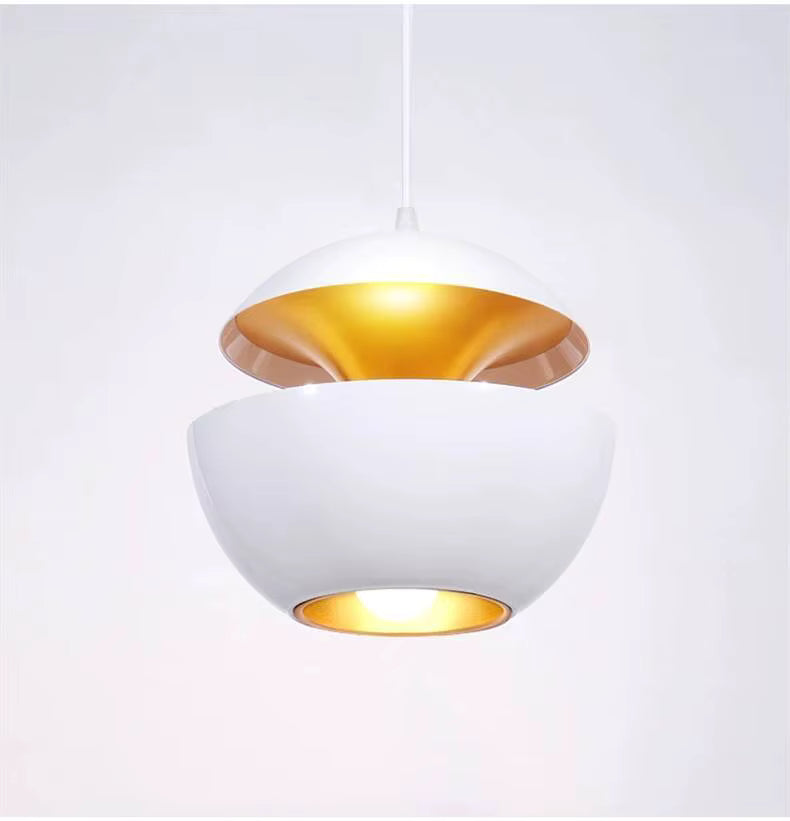 Modèle blanc à double coque sphérique et intérieur doré, au design rétro chic et contemporain