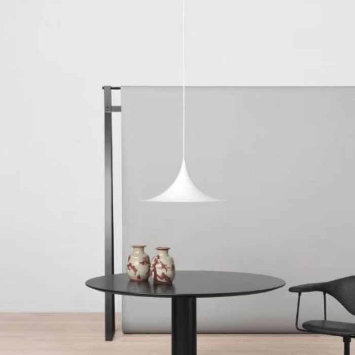 Belle suspension blanche au-dessus d’une table ronde, dans un style japandi, bauhaus et minimaliste.