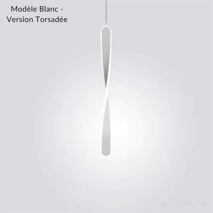 Silhouette blanche torsadée et contour lumineux dessinent une suspension sculpturale au style organique