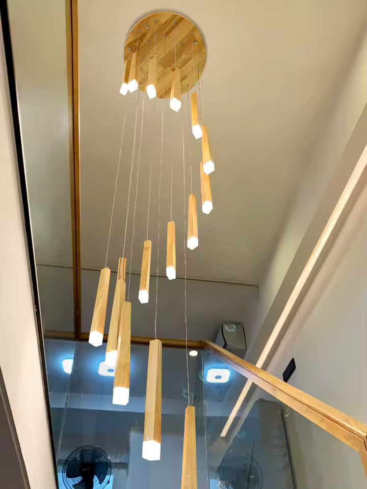 Cascade verticale de tiges lumineuses en bois au style scandinave et minimaliste dans une cage d’escalier